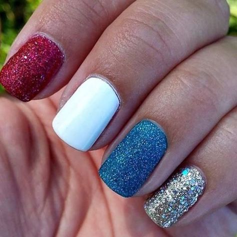 10 Simple Fourth Of July Nails To Keep You Minimalist - Society19 Patriotic Nail, Patriotic Nails, Fourth Of July Nails, July Ideas, Holiday Nail Designs, 4th Of July Nails, Red Nail Designs, Nail Design Ideas, July Nails