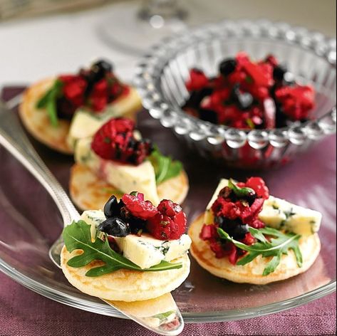 Savoury Canapes, Fresh Berries Recipes, Easy Canapes, Toast Aperitif, Christmas Canapes, Royal Recipe, Canapes Recipes, Mini Hamburgers, Christmas Buffet