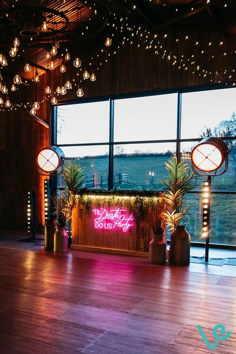 Rustic Dj Booth, Dj Decorations Party, Dj Booth Decoration, Dj Booth Ideas Design, Tropical Dj Booth, Bar With Neon Sign, Dj Setup Wedding, Dj Booth Decor, Dj Booth Design Dj Setup