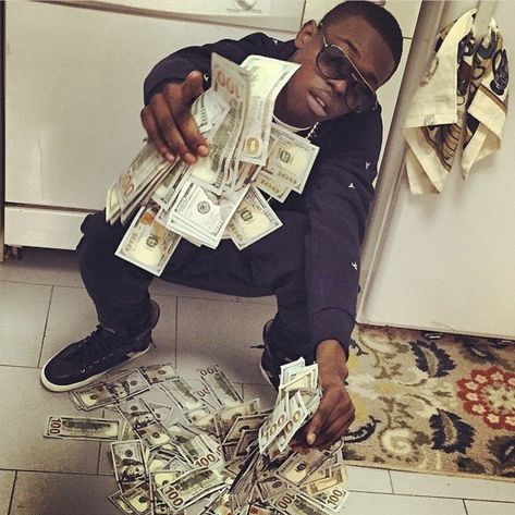 Bobby Shmurda holding money Bobby Shmurda, Holding Money, Easy Loans, Fake Money, Internet Culture, Money Pictures, Metal Albums, Show Me The Money, Columbia Records