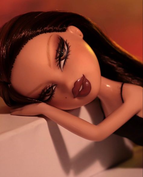 Bratz Doll Icon, Brunette Bratz Doll, Bratz Aesthetic Outfit, Doll Icon, Bratz Yasmin, Bratz Doll Outfits, Brat Doll, Bratz Girls, Doll Aesthetic