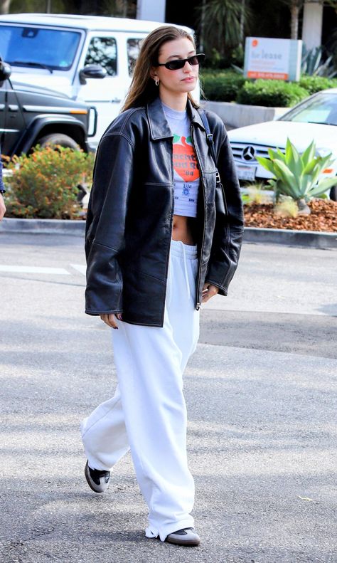 Hailey Outfits, Hailey Baldwin Outfits, Shade Sunglasses, Track Sweatpants, Estilo Hailey Baldwin, Hailey Bieber Style, Hailey Baldwin Style, Leather Jacket Outfits, Famous Fashion