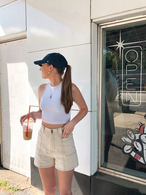 White Cargo Shorts Outfit, Peach Shorts Outfit, Cargo Shorts Outfits Women, Peach Clothing, Cargo Shorts Outfit, Basic Summer Outfits, White Cargo Shorts, Peach Shorts, Shorts Outfits Women