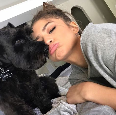 //Pinterest: slunting Zendaya Twitter, Mode Zendaya, Zendaya Maree Stoermer Coleman, Celebrity Selfies, Tom Holland Zendaya, Zendaya Style, 90's Fashion, Zendaya Coleman, Body Picture