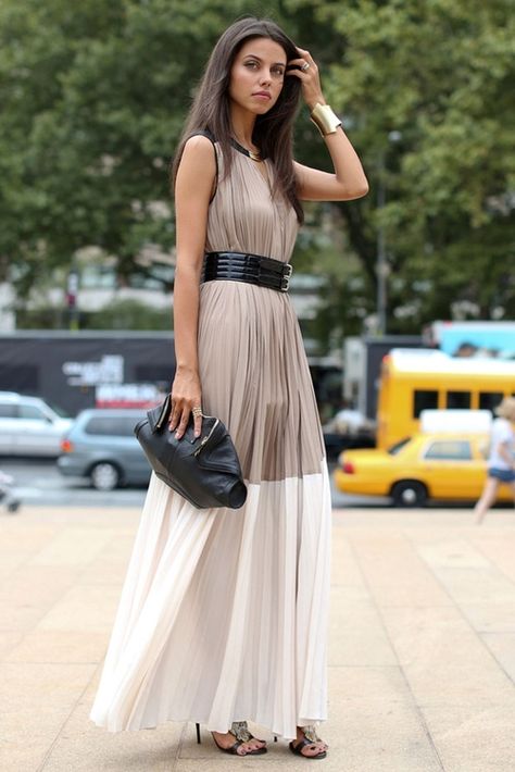 Outside the New York fashion week shows, it was a pleated maxi-dress and gold cuff that made this wearer stand out Outfits New York, Neutral Dress, Flowy Dress Long, New York Fashion Week Street Style, Looks Street Style, Fashion Week Street Style, Looks Style, Summer Maxi Dress, Mode Inspiration