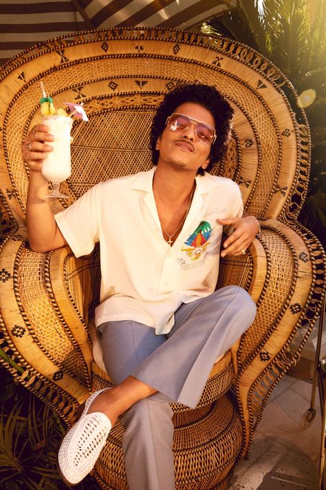 Bruno Mars Wants to Give People "An Outlet of Joy After Quarantine" Bruno Mars Style, Rum Cocktails, 70s Inspired Fashion, Bruno Mars, Bruce Lee, Grammy Awards, 70s Fashion, New Album, Style Icon