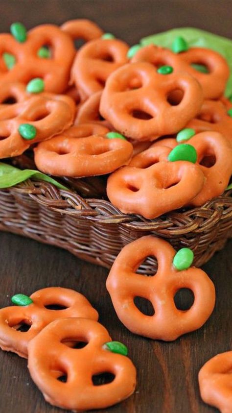 Are you ready to have the spookiest, coolest, and healthiest snack table ever? Check out these ideas for your Halloween party. Pretzel Pumpkins, Pumpkin Pretzels, Pelottava Halloween, Postres Halloween, Dessert Halloween, Diy Halloween Treats, Recetas Halloween, Dulces Halloween, Healthy Halloween Snacks