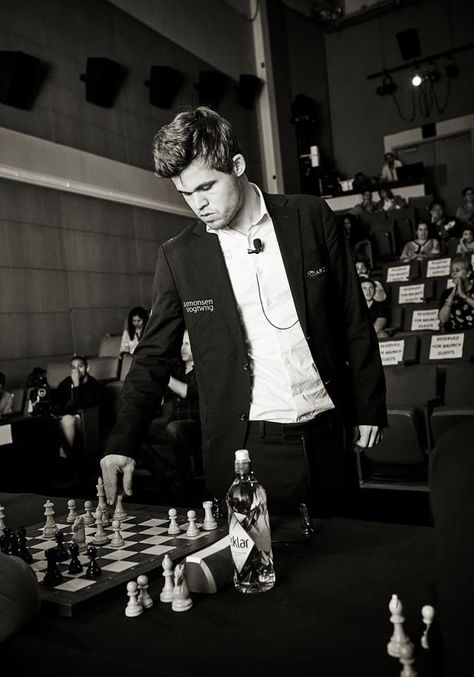 Magnus Carlsen Chess Wallpaper, Magnus Carlsen Chess, Magnus Carlsen Aesthetic, Magnus Carlsen Wallpaper, Chess Aesthetic, Chess Tactics, Magnus Carlsen, Chess Master, Chess Queen