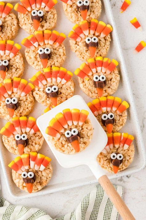 These chewy, fun Turkey Rice Krispie Treats will make an exciting and tasty addition to your Thanksgiving dinner plans! Prep a batch of turkeys in just 20 minutes! Rice Crispy Treat Turkey, Rice Crispy Treats Thanksgiving, Thanksgiving Rice Crispy Treats, Rice Krispie Treats Thanksgiving, Turkey Rice Crispy Treats, Thanksgiving Rice Krispie Treats, Holiday Rice Krispie Treats, Rice Krispie Turkey, Turkey Rice Krispie Treats