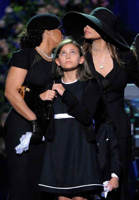 Paris Jackson attends the funeral of her late father, Michael Jackson, alongside Janet Jackson, and LaToya Jackson. Michael Jackson Daughter Paris, Mj Kids, Prince Michael Jackson, Michael Jackson Daughter, Tito Jackson, Michael Jackson One, Joseph Jackson, Paris Jackson, Celebrity Families