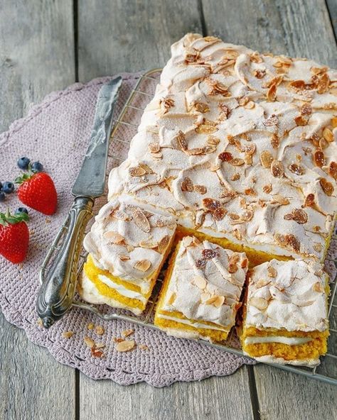 Custard Layer Cake, Cake Delicious, Norwegian Food, Delicious Magazine, Gateaux Cake, Best Cake, Food Cakes, Tortilla Chips, Pavlova