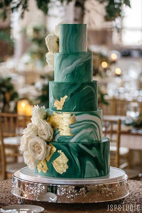 Emerald Green and Gold Foil 5-tier wedding cake with white roses | Vintage Garden Wedding at the Historic Alfred I DuPont Building in Miami, FL #weddingcolors Wedding Cake Green, Emerald Wedding Cake, Diy Wedding Desserts, 5 Tier Wedding Cakes, Green And Gold Wedding, Royal Garden Party, Colorful Wedding Cakes, Green Wedding Cake, Best Wedding Colors