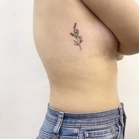 Delicate Flower Rib Tattoo, Side Rib Flower Tattoos Women, Sunflower Tattoo On Ribs, Small Floral Tattoo Placement, Rib Cage Tattoo Placement, Delicate Rib Tattoo, Ribs Small Tattoo, Delicate Flower Tattoo Ribs, Wildflower Rib Tattoo