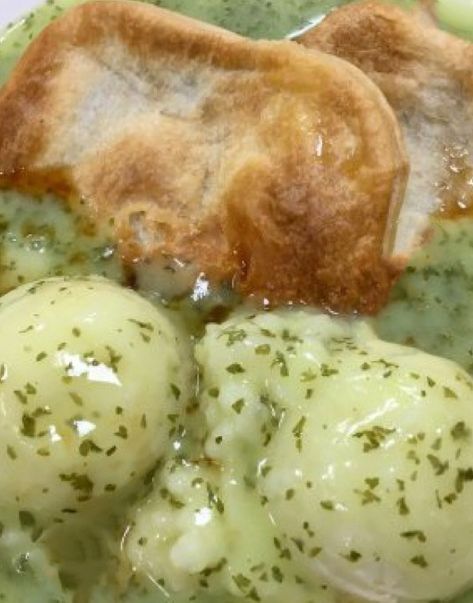 Minced Beef Pie, Mash Recipes, Lamb Mince Recipes, Cheese Meatloaf, Canada Recipes, Snack Meals, Parsley Sauce, Pie And Mash, Beef Pies