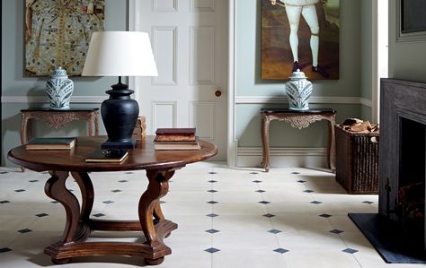 Georgian Hallway, British Style Interior, Georgian Decor, Nancy Lancaster, Georgian Fireplaces, Modern Georgian, Georgian Revival, Georgian Style Homes, Georgian Colonial