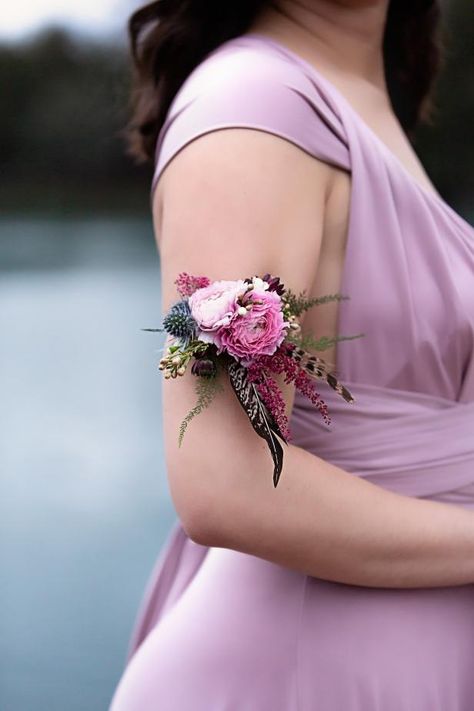 Unique Prom Corsage Ideas, Arm Corsage, Flower Arm Cuff, Corsage Necklace, Make A Corsage, Diy Wrist Corsage, White Wax Flower, Prom Flowers Corsage, Bracelet Corsage