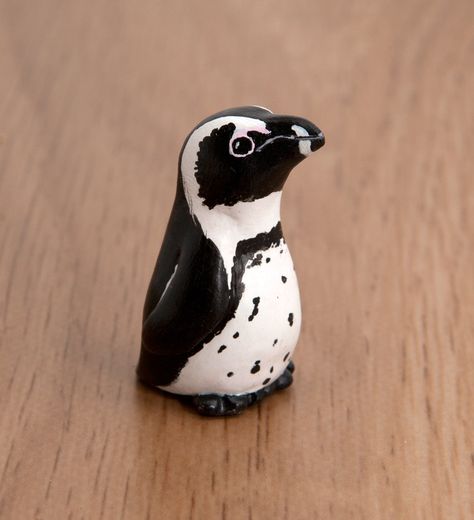 Seal Polymer Clay, Sculpting Animals, Spotted Seal, Mini Ceramics, Clay Totem, Polymer Animals, Acrylic Paint Colors, Poddle, African Penguin