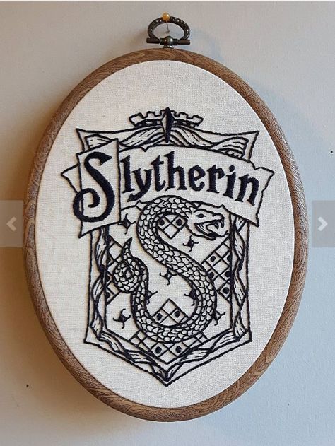 This Slytherin crest embroidery is so nice! #harrypotter #wizardingworld Cross Stitch Harry Potter, Slytherin Crest, Embroidered Wall Art, Harry Potter Gifts, 자수 디자인, Sewing Embroidery Designs, Hand Embroidery Art, Embroidery Craft, Hand Embroidery Patterns