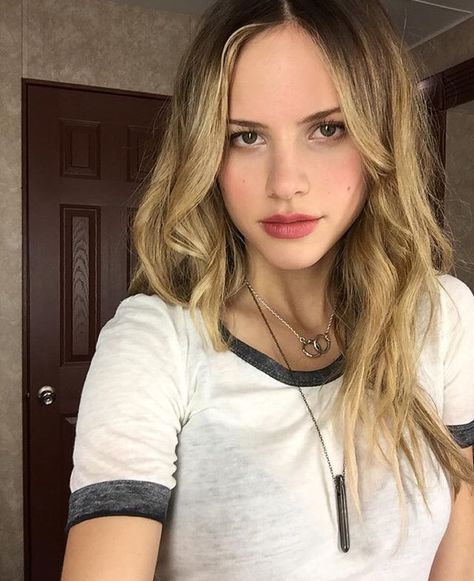 Before I Fall Movie - Halston Sage ad Lindsay Before I Fall, Halston Sage, I Fall, American Actress, Beautiful People, Blonde Hair, Long Hair, A Woman, Hollywood