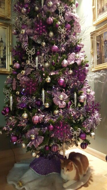 Magenta Christmas Tree, Plum Christmas Tree, Christmas Decorations Elegant, Purple Christmas Tree Decorations, Purple Christmas Decorations, Themed Trees, Christmas Purple, Purple Christmas Tree, Tree Beautiful