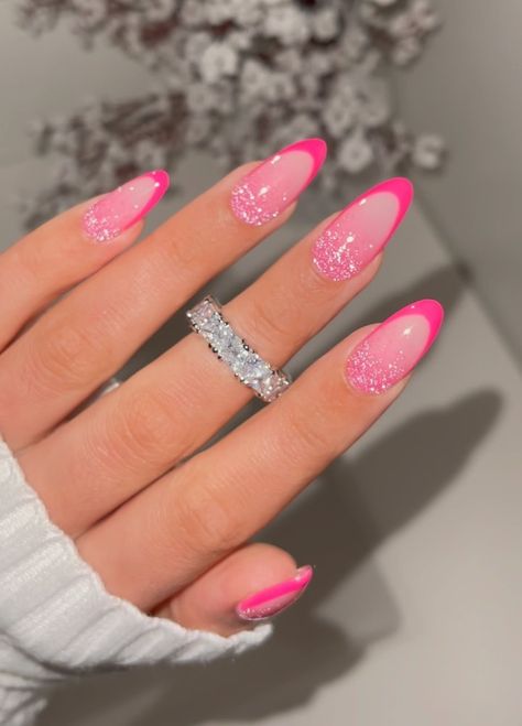 20 Best Barbie Nails to Inspire You Neon Glitter Nails, Pink Sparkle Nails, Pink Sparkly Nails, Sparkly Nail Designs, Valentine Nails Pink, Barbie Pink Nails, Neon Pink Nails, Barbie Nails, Pink Chrome Nails