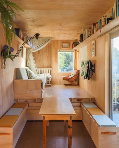 Design Casa Piccola, Raised Floor, Tiny House Camper, Floor Storage, Shed Home, Shipping Container Home, Tiny House Loft, Tiny House Inspiration, Container Home