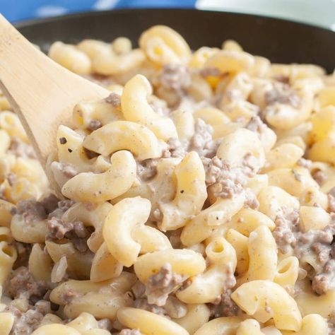 Ground beef alfredo is a simple meal made with ground beef, alfredo sauce, and pasta. This alfredo sauce with hamburger meat recipe is made with just a few ingredients and can be prepared in about 30 minutes. Ground Beef Alfredo, Beef Alfredo, Alfredo Dinner, Stuffing Bake, Tuna Dip, Creamed Cabbage, Rotel Recipes, Ground Beef Pasta Recipes, Pasta Side