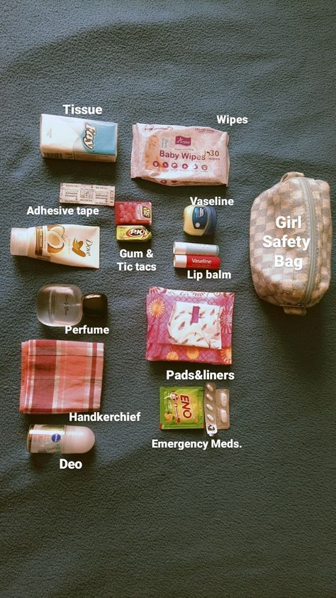 Bag Essentials Everyday School, Summer Aesthetic Essentials, Whats In My Emergency Bag, Small Handbag Essentials, College Girl Essentials, School Bag Essentials College, Whats In My Bag Summer, Hand Bag Essentials List, Mini Purse Essentials