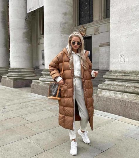 Duvet Coat Outfit, Coat 2022 Trend, Brown Puffer Coat Outfit, Beige Puffer Coat Outfit, Winter Outfits 2022 Trends, Long Puffer Vest Outfit, Puffer Coat Style, Puffer Coat Outfit, Duvet Coat