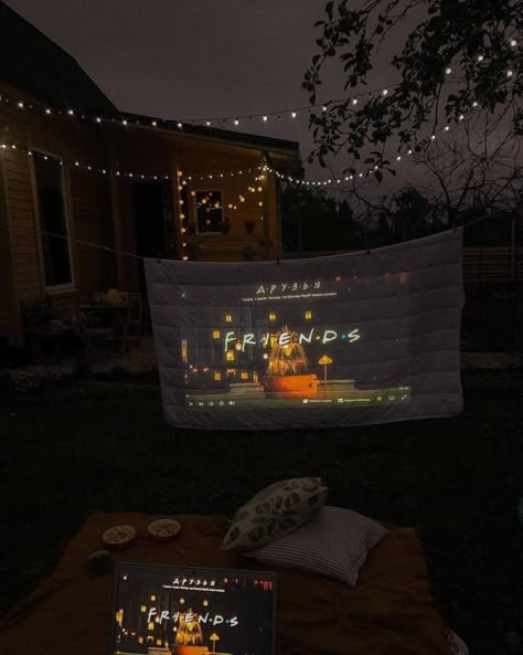 Outdoor Birthday Decorations, Backyard Movie Theaters, Backyard Movie Party, Night Picnic, 17th Birthday Ideas, Romantic Date Night Ideas, Picnic Inspiration, Backyard Movie, Cute Date Ideas