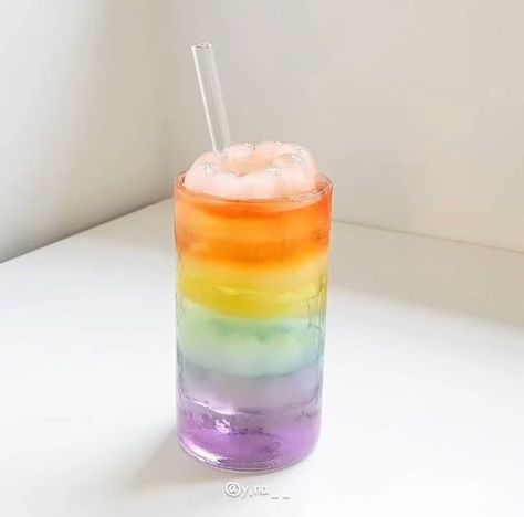 Rainbow Drinks, Iced Drinks Recipes, Sweet Cafe, Colorful Drinks, Drink Recipes Nonalcoholic, Refreshing Drinks Recipes, Pretty Drinks, Fruit Drinks, Iced Drinks