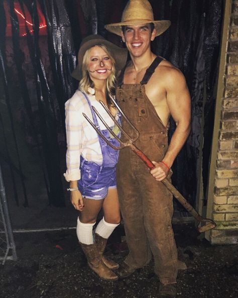 Scarecrow and her farmer! Scarecrow And Farmer Costume, Scarecrow Men Costume, Farmer Costume Mens, Scarecrow Costume Men, Scarecrow Couple Costume, Cute Scarecrow Costume, Farmer Halloween Costume, Carnaval Outfits, Farmer Halloween