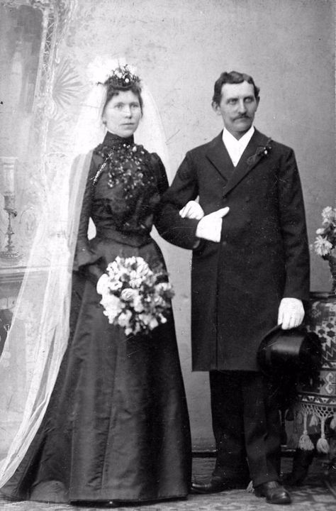 vintage everyday: Wedding in Early Photography – 33 Lovely Photos of Just-Married Couples from the 19th Century Pioneer Wedding, Vintage Bridal Fashion, Old Fashioned Wedding, Bridal Dresses Vintage, Weddings Dresses, Black Wedding Gowns, Early Photography, Victorian Era Fashion, Victorian Couple