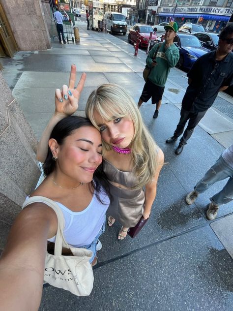 sabrina carpenter with a fan Pocket Princess, Cindy Lou Who, Cindy Lou, Smile Because, Sabrina Carpenter, Pop Star, Little Sisters, A Fan, Photo Dump