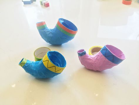 Jewish Preschool Crafts, Shofar Craft For Kids, Torah Crafts Preschool, Torah Craft, Simchat Torah Preschool, Rosh Hashana Crafts, Holiday Art Projects, Jewish Crafts, Montessori Art