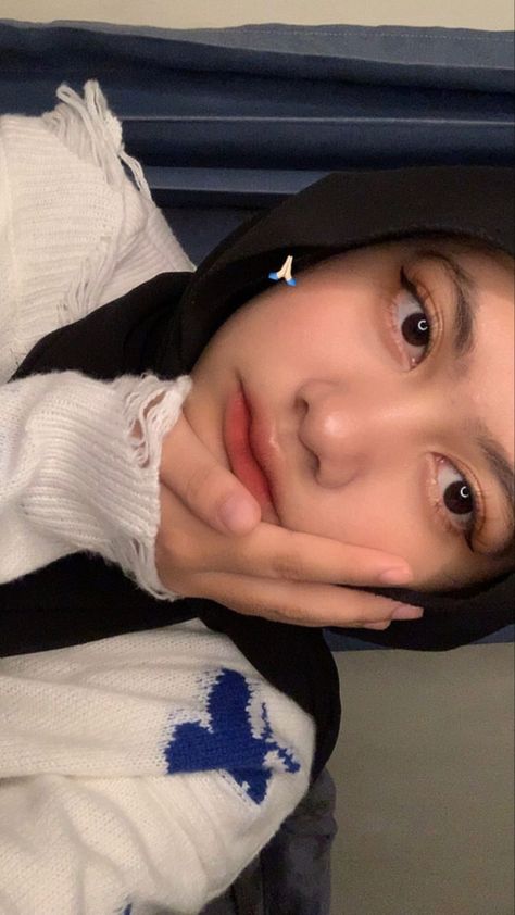 Pose Selfie Hijab, Ide Pose Foto Hijab, Selfie Ideas Hijab, Hijab Selfie, Selfie Hijab, Foto Cewek Hijab Aesthetic, Basic Blouses, Hijab Aesthetic, Book Instagram