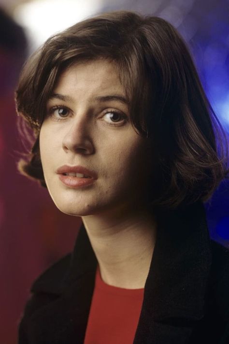 The beautiful Irène Jacob. Irene Jacob, Hair Inspiration Short, Winter Inspo, Haircut Inspiration, Retro Vibe, Short Film, Other People, Hair Inspiration, Hair Cuts