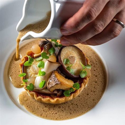 Michelin Food, Mushroom Tart, Gourmet Food Plating, Food Plating Techniques, Michelin Star Food, Pear Tart, Michelin Star Chef, Fine Dining Recipes, Star Food