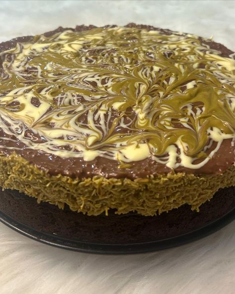 Kunafa Cake Filled Chocolate Cake, Kunafa Recipe, Dubai Chocolate, Pistachio Dessert, Best Sweets, Trifle Recipe, Trifle, Sweets Desserts, Pistachio