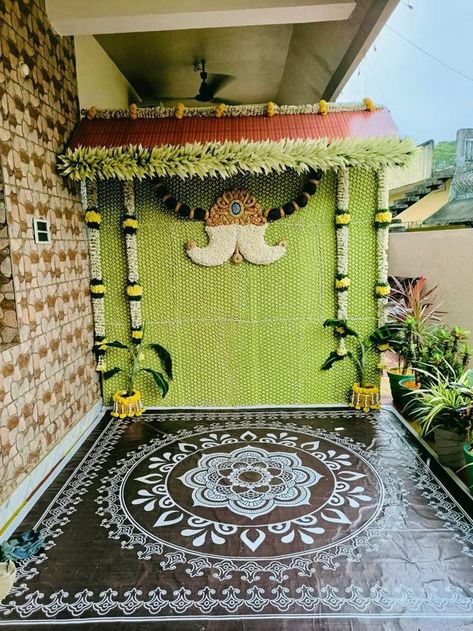 Leaf Decor Wedding, Small Wedding Decor, Home Flower Decor, Simple Stage Decorations, Wedding Decor Photos, Wedding Background Decoration, Housewarming Decorations, Ganpati Decoration Design, Wedding Planning Decor