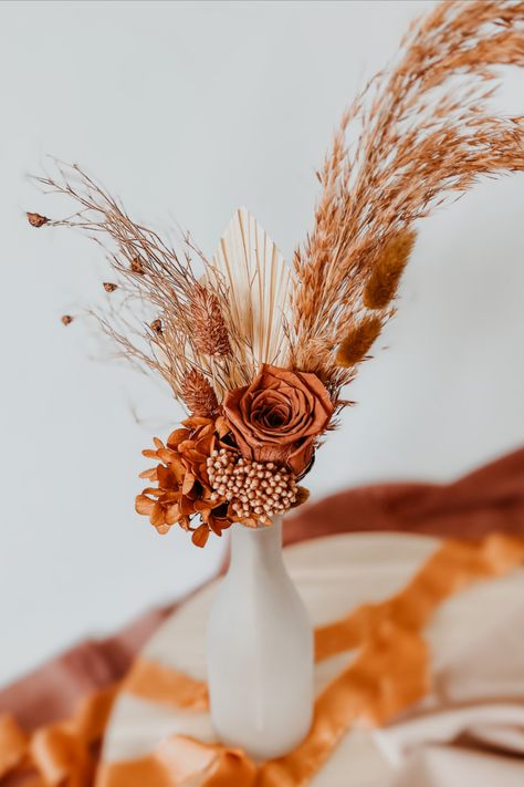 Elevate your rustic fall wedding decor with this beautiful Preserved Hydrangea Wedding Centerpiece. The dried flowers are expertly arranged in a stunning display of terracotta wedding flowers that add a touch of natural beauty to any wedding venue. Perfect for indoor or outdoor weddings, this centerpiece will bring a touch of warmth and charm to your special day. Hydrangea Centerpiece Wedding, Diy Dried Flower Arrangement, Boho Crafts, Preserved Hydrangea, Hydrangea Wedding, Terracotta Wedding, Boho Crafts Diy, Dried Hydrangeas, Fall Flower Arrangements