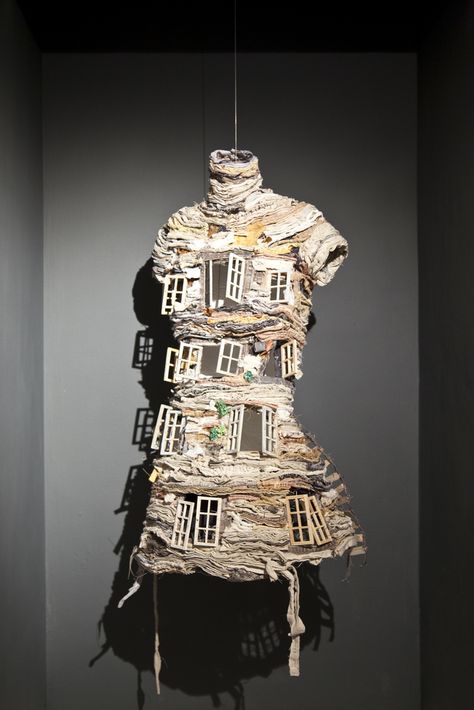 Photo Dress, Mannequin Art, Textile Sculpture, Paper Dress, Recycled Fashion, Ap Art, Sculpture Installation, Wire Mesh, Art Dress