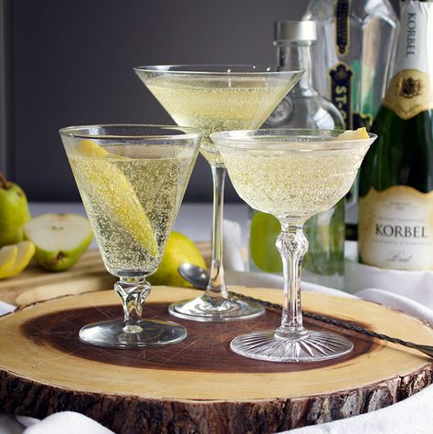 French Pear Martini, Elderflower Liquor, Cocktails Glasses, Pear Martini, Pear Vodka, Martini Olives, Citrus Cocktails, Martini Recipes, Fall Cocktails