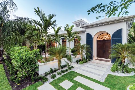 Old Naples Home Packs on the Alfresco Appeal #naplesflorida #alfresco @AlmostHomeFL #CapeCoral #Fortmyers #SWFlorida #SWFL #RealEstate… Tropical Courtyard Garden, Tropical Courtyard, Florida Style Homes, Ipe Wood Deck, Courtyard Pool, The Shade Store, Florida Design, Beach Bungalow, Yard Landscape