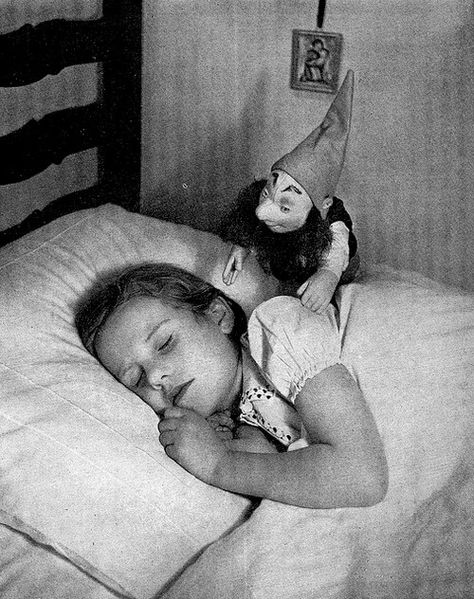 Just plain creepy Creepy Photography, Scary Photos, Horror Vintage, Creepy Vintage, Creepy Photos, Dangerous Minds, Slaap Lekker, Fairy Pictures, Creepy Pictures