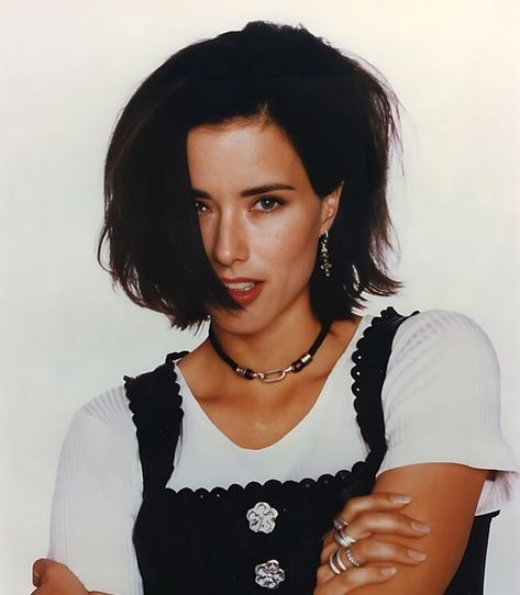 Pisces Eyes, Téa Leoni, Leon Black, Tea Leoni, Madam Secretary, 90s Actors, 90s Hairstyles, Celeb Crushes, Emilia Clarke