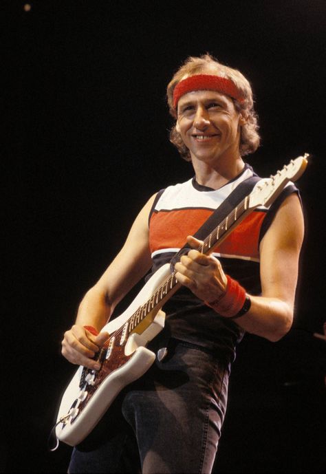 Mark Knopfler, his work with Dire Straits has made him one of the best guitarist in the business. Precise and clear, his leads stand out... Dire Straits Wallpaper, Mark Knopfler, Dire Straits, Rock Festival, Celebrity Singers, Live Rock, Guitar Collection, Musica Rock, Jazz Musicians