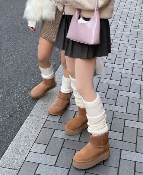 Ugg Boots Outfit Winter, Japan Outfit, Outfit Korean, Uggs Outfit, Fall Fits, Winter Fits, 가을 패션, Really Cute Outfits, Pretty Shoes