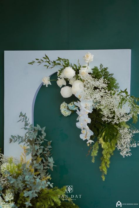 Emerald Backdrop, Greenery Backdrop, Floral Archway, Photoshoot Backdrops, Orchid Wedding, Flower Installation, Wedding Photo Booth, Photo Corners, Backdrop Design