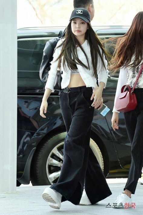 Jennie Airport Style, Race Outfit, Famous Outfits, Clothing Subscription, Icn Airport, Jennie Kim, Outfits With Hats, Kpop Fashion Outfits, Basic Outfits